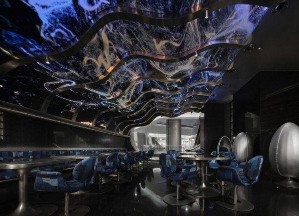 Cafe dengan desain futuristic cyberpunk, menciptakan suasana futuristik dan eksperimental